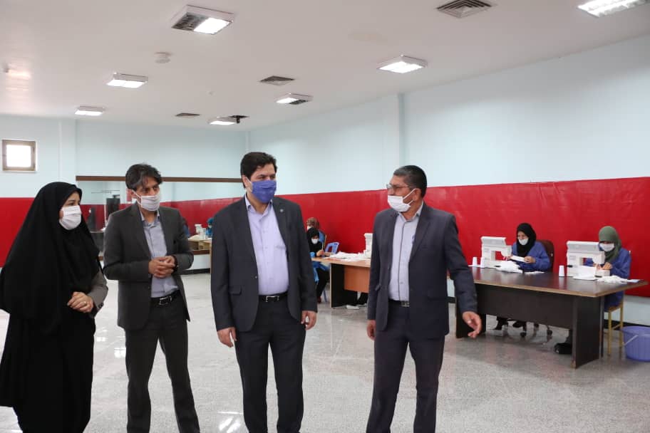 شهردار کرمان در حاشیه بازدید از کارگاه تولید ماسک در فرهنگ‌سرای ماه بنی‌هاشم